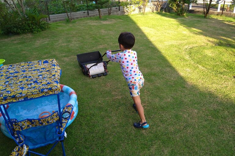 庭のある暮らし 子供が芝刈りの手伝いをしてくれました 造園の丁寧さで富山県射水市を中心に活動しておりブログを掲載しています